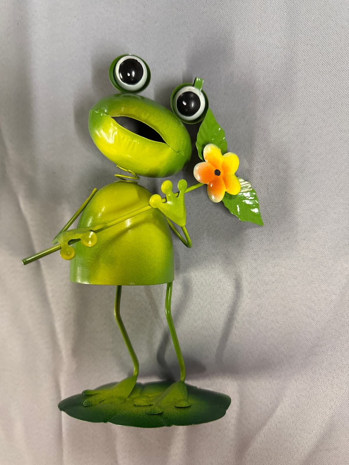 Metal Frog Garden Statue with