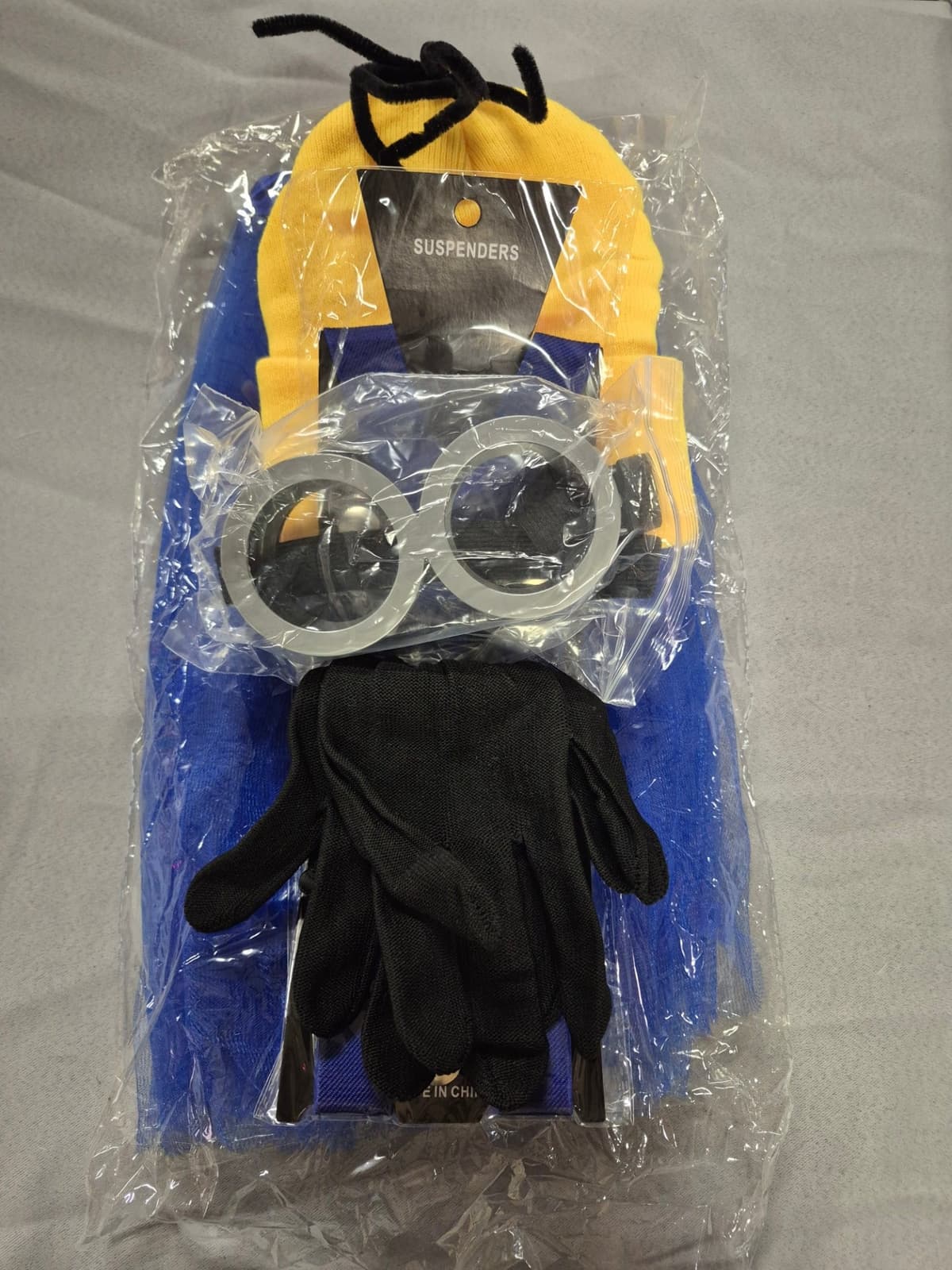 Minion costume - Hat Goggles Gloves Suspenders (M)